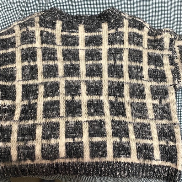 Checkered Sweater - Picture 5 of 5